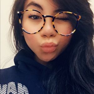 Meet your Posher, Lora